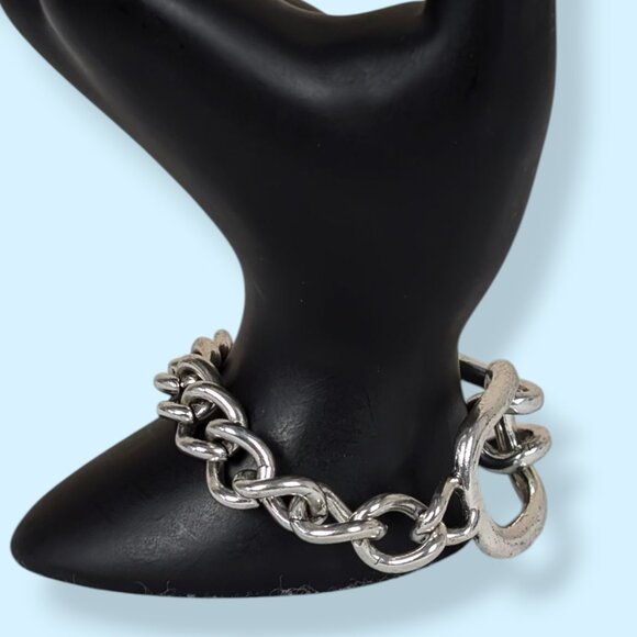 V. Metal Hook Chain Bracelet - Picture 3 of 5